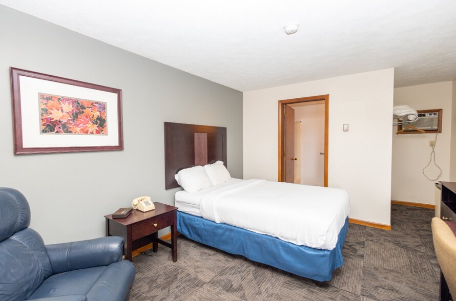 More Photos Of 2603 US Highway 41 W, Marquette Hotel For Sale