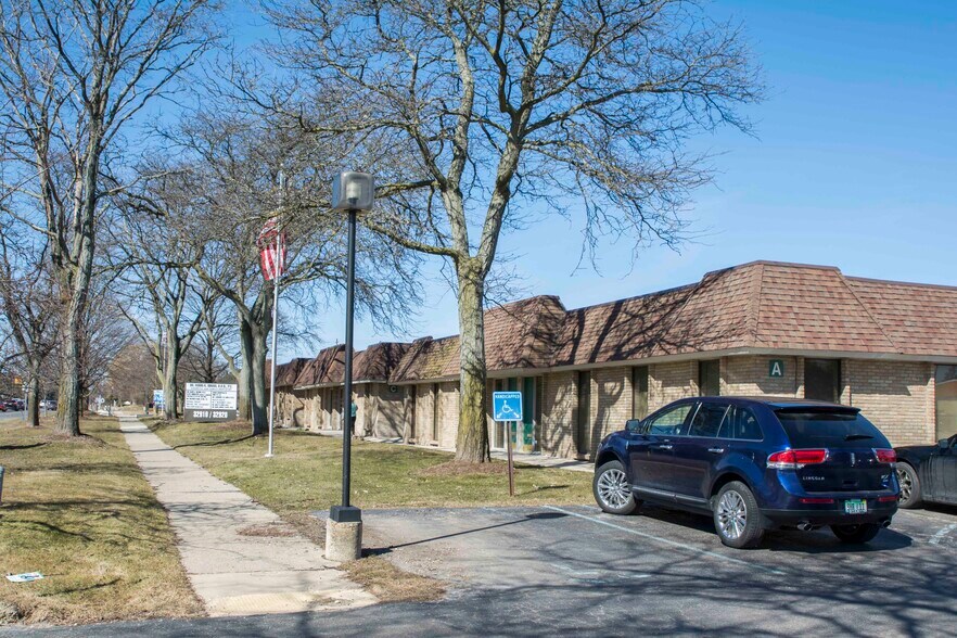 More Photos Of 32910 W 13 Mile Rd, Farmington Hills Medical For Sale