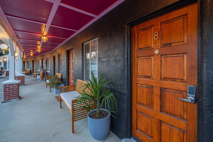 More Photos Of 1175 2nd St SE, Bandon Hotel For Sale