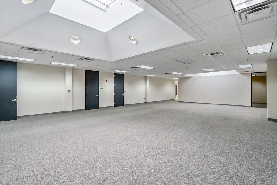 More Photos Of 3410 Midcourt Rd, Carrollton Showroom For Lease