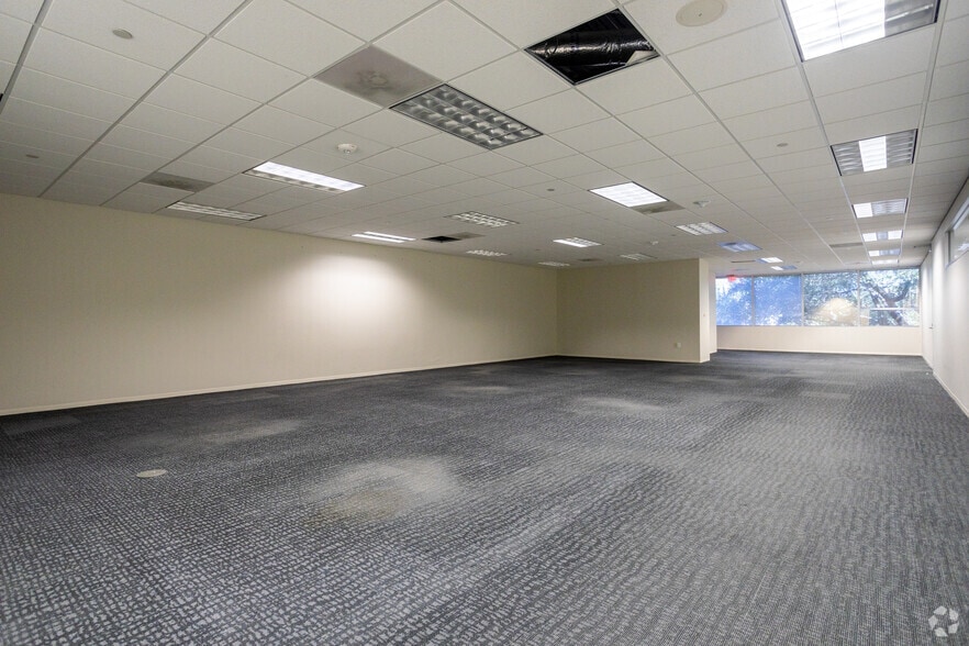 More Photos Of 1111-1113 Gillingham Ln, Sugar Land Distribution For Lease