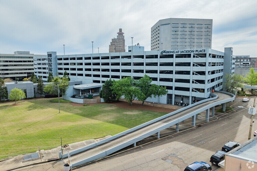More Photos Of 100 E Capitol St, Jackson Parking Garage For Lease