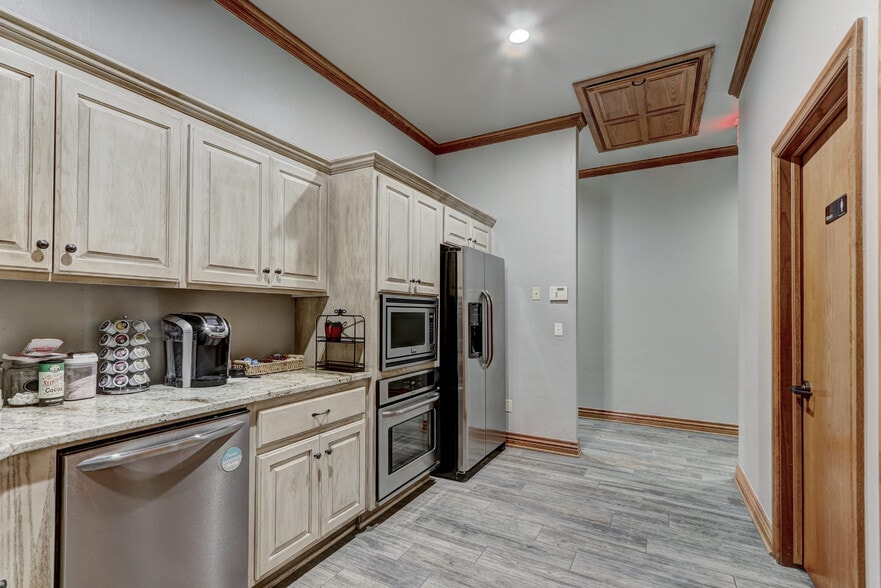 More Photos Of 901-909 Wall St, Norman Office For Sale