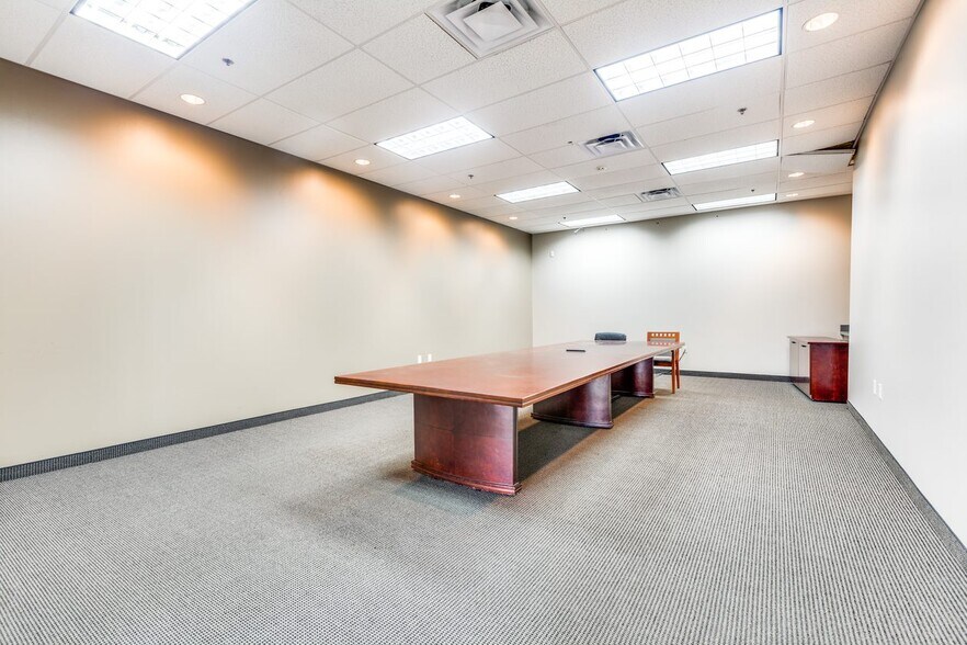 More Photos Of 601 National Dr, Ennis Manufacturing For Sale