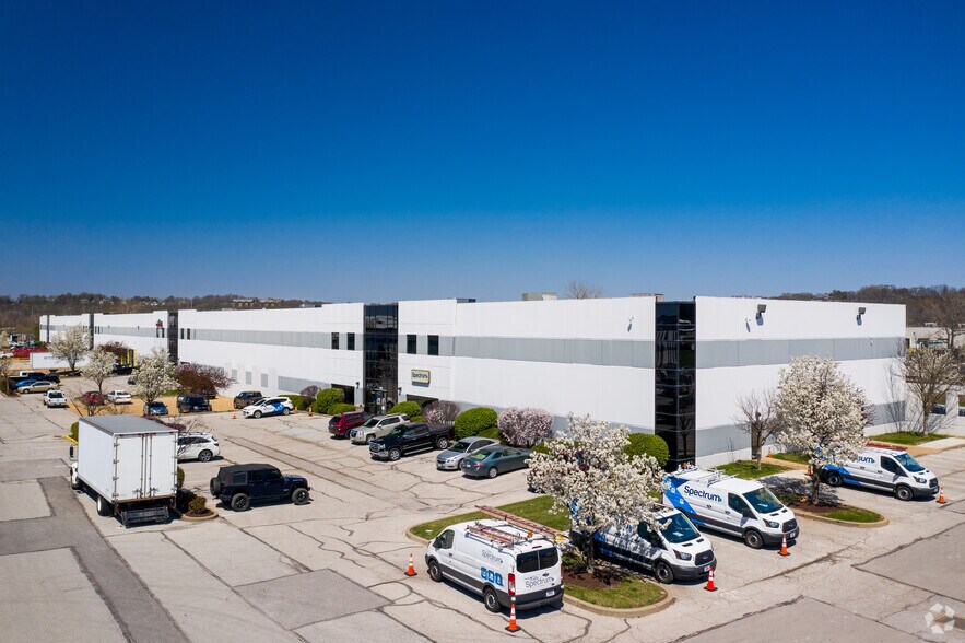 Primary Photo Of 2081-2089 Corporate 44 Dr, Fenton Warehouse For Lease