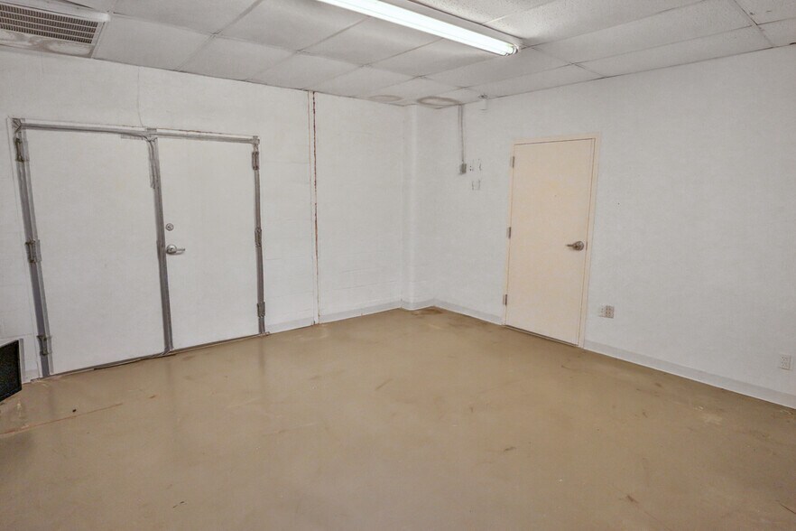 More Photos Of 130 W Rhapsody Dr, San Antonio Light Manufacturing For Lease