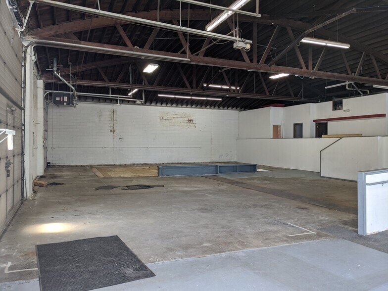 More Photos Of 250 S Kinzie Ave, Bradley Flex For Sale