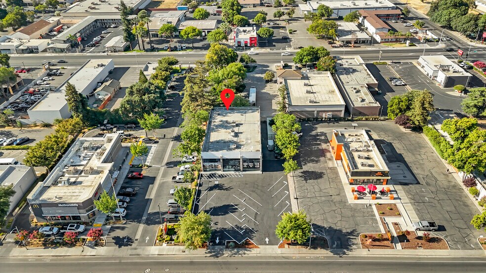 More Photos Of 73 W Court St, Woodland Freestanding For Sale