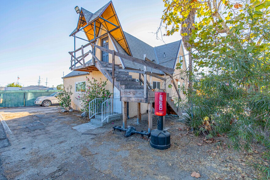 More Photos Of 9052-9058 Sunland Blvd, Sun Valley Office For Sale