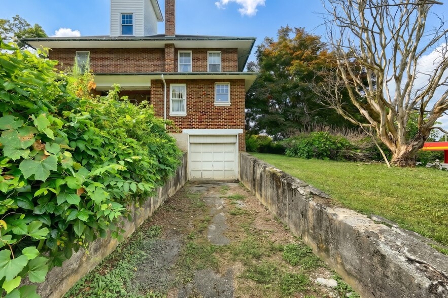 More Photos Of 41 W Main St, Fawn Grove Flex For Sale