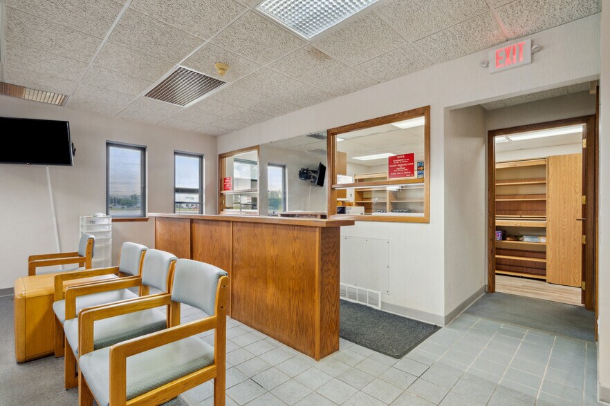 More Photos Of 305 E San Marnan Dr, Waterloo Medical For Sale