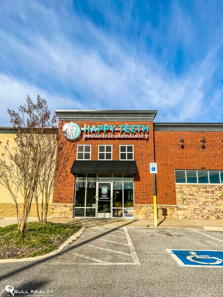 More Photos Of 129-145 Commons Dr, Martin Supermarket For Lease