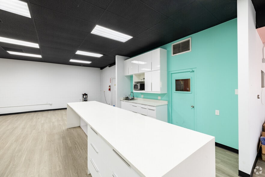 More Photos Of 401-405 W Foothill Blvd, Monrovia Freestanding For Lease
