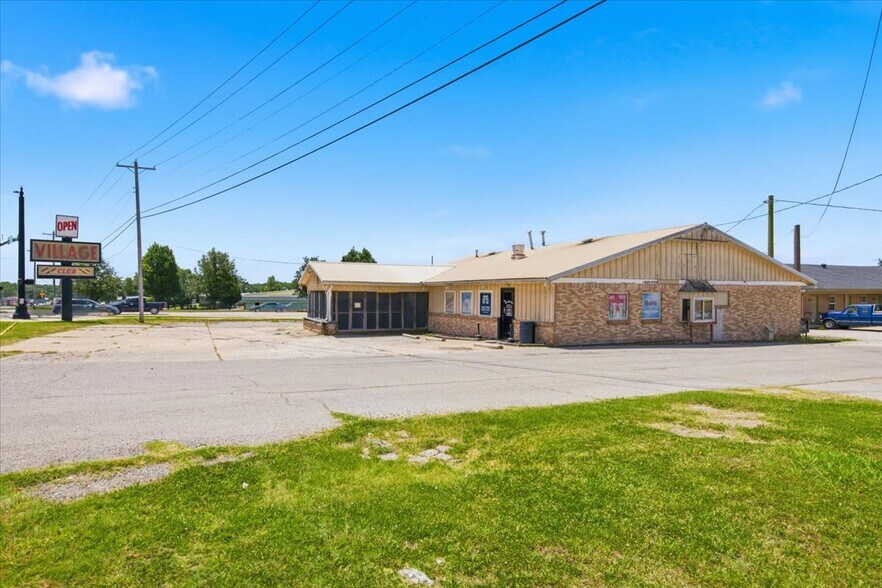 More Photos Of 1131 Cradduck Rd, Ada Bar For Sale