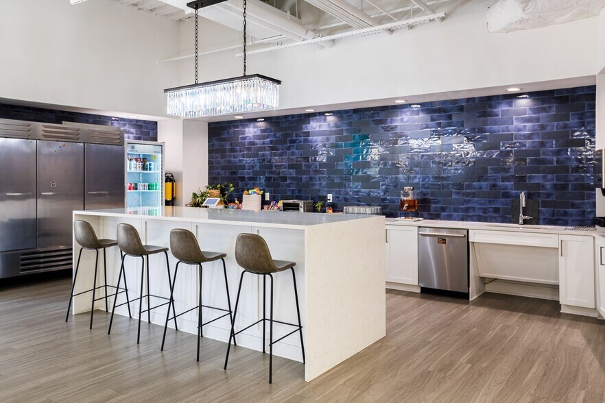 More Photos Of 136 4th St N, Saint Petersburg Coworking Space