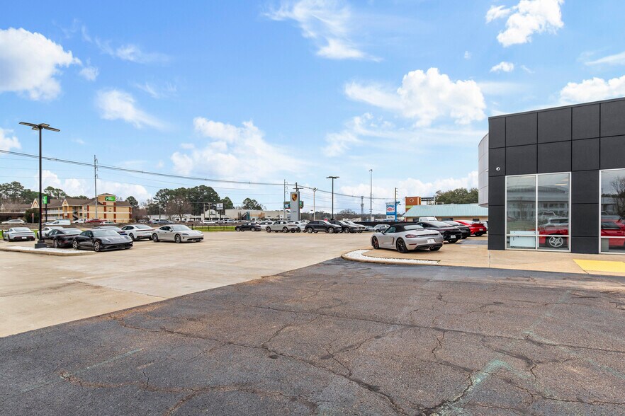 More Photos Of 5385 N I 55 St, Jackson Auto Dealership For Sale