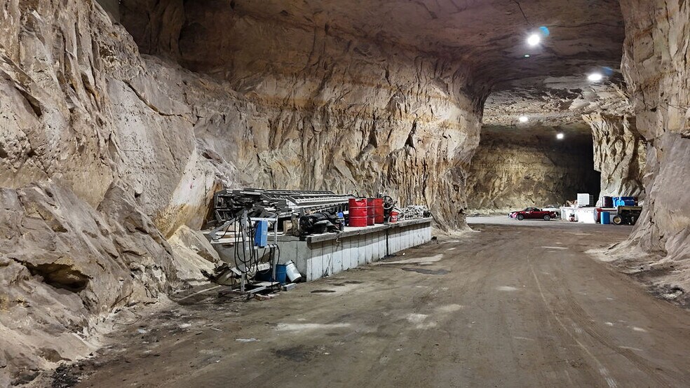 More Photos Of 20 Cave Industrial dr, Crystal City Industrial For Sale