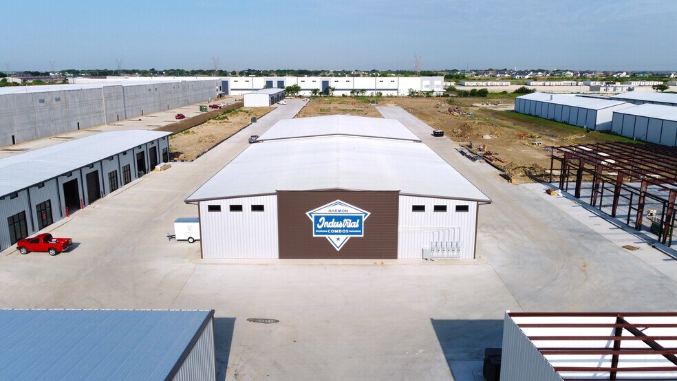 More Photos Of 13013 Harmon Rd, Fort Worth Service For Lease