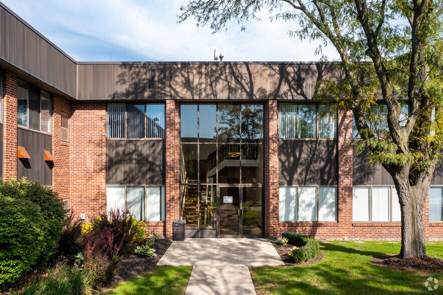 More Photos Of 667-675 E Big Beaver Rd, Troy Office For Lease