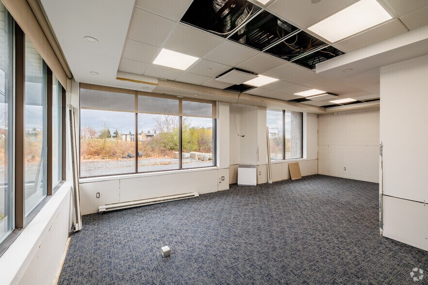 More Photos Of 1660-1700 Boul Hymus, Dorval Warehouse For Sale