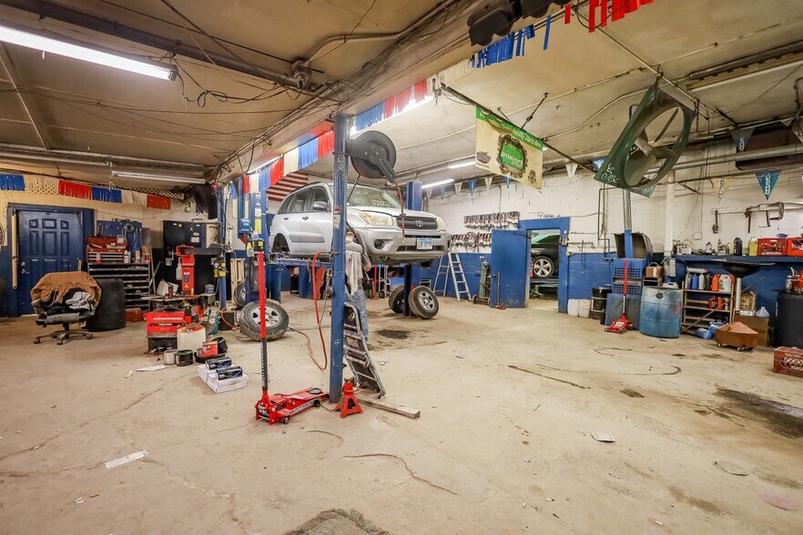 More Photos Of 8242-8248 S Roberts Rd, Bridgeview General Retail For Sale