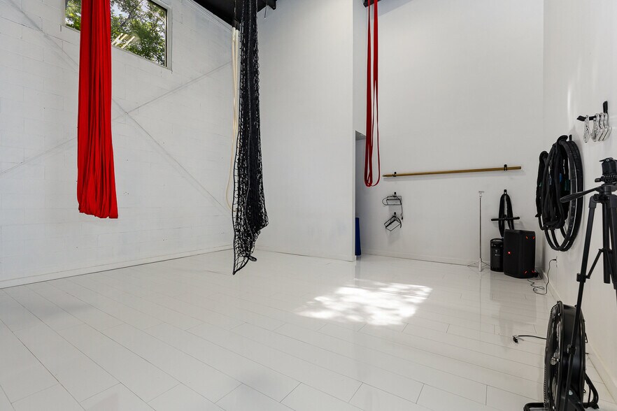 More Photos Of 100 Industrial Dr, Fredericksburg Showroom For Sale