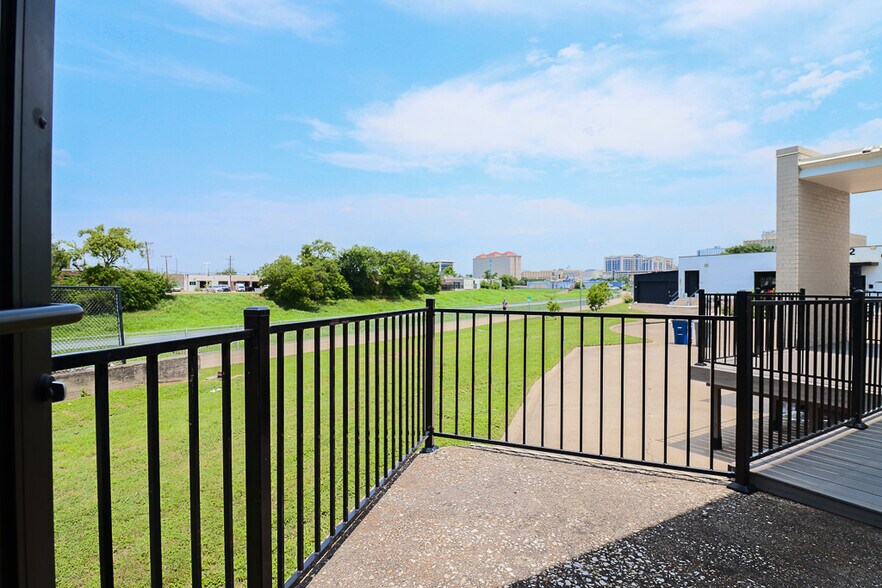 More Photos Of 2285 & 2289 Vantage St, Dallas Light Manufacturing For Lease