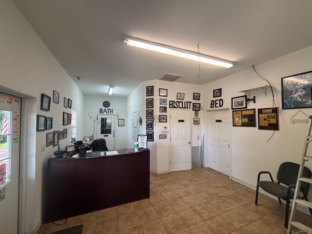 More Photos Of 5330 1250 S, Haubstadt Veterinarian Kennel For Sale