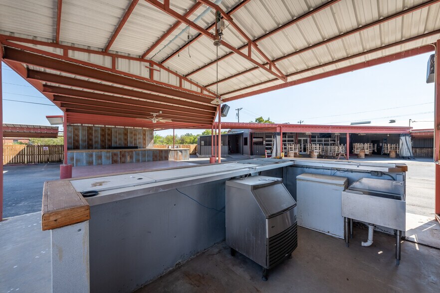More Photos Of 1402 Old Iowa Park, Wichita Falls Specialty For Lease