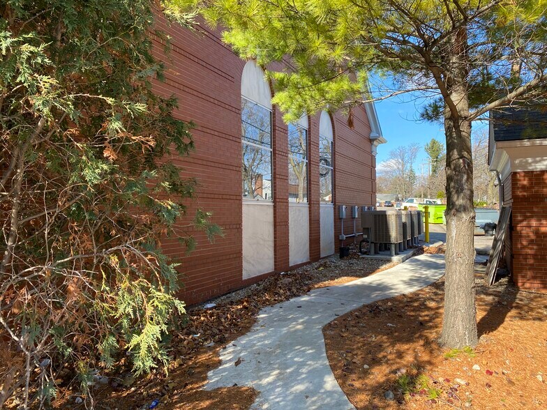 More Photos Of 3580 W Maple Rd, Bloomfield Hills Bank For Lease