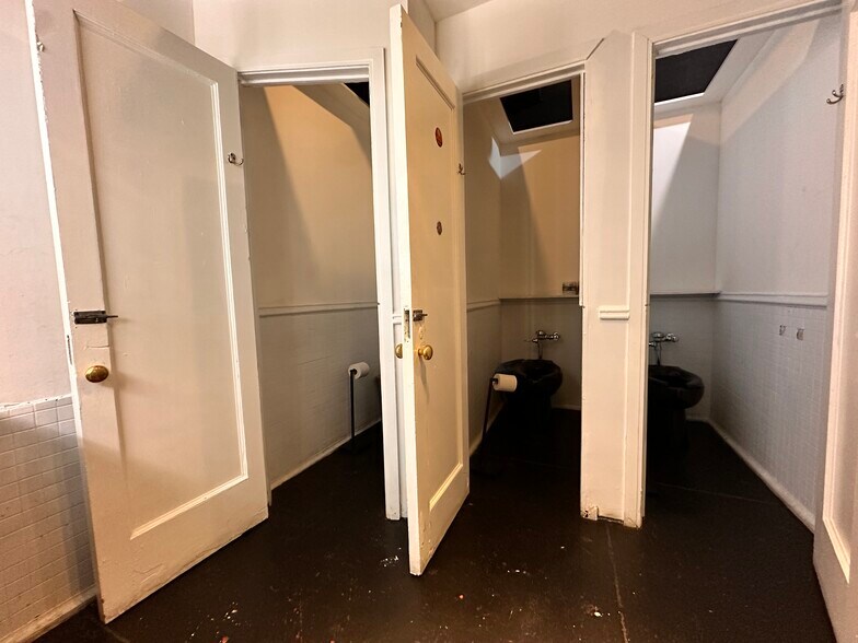 More Photos Of 361 Metropolitan Ave, Brooklyn General Retail For Lease