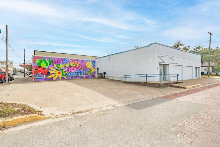 More Photos Of 240 W Green St, Stephenville Office For Sale