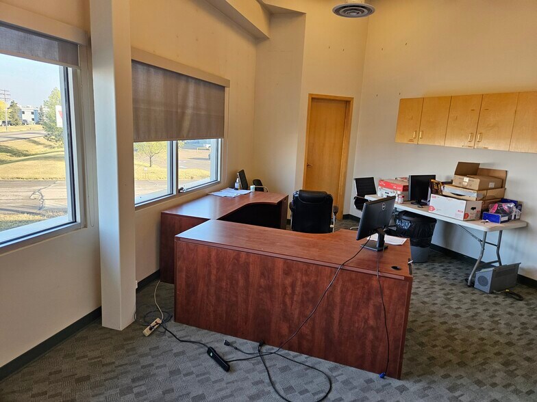 More Photos Of 501 14th Ave, Nisku Warehouse For Lease