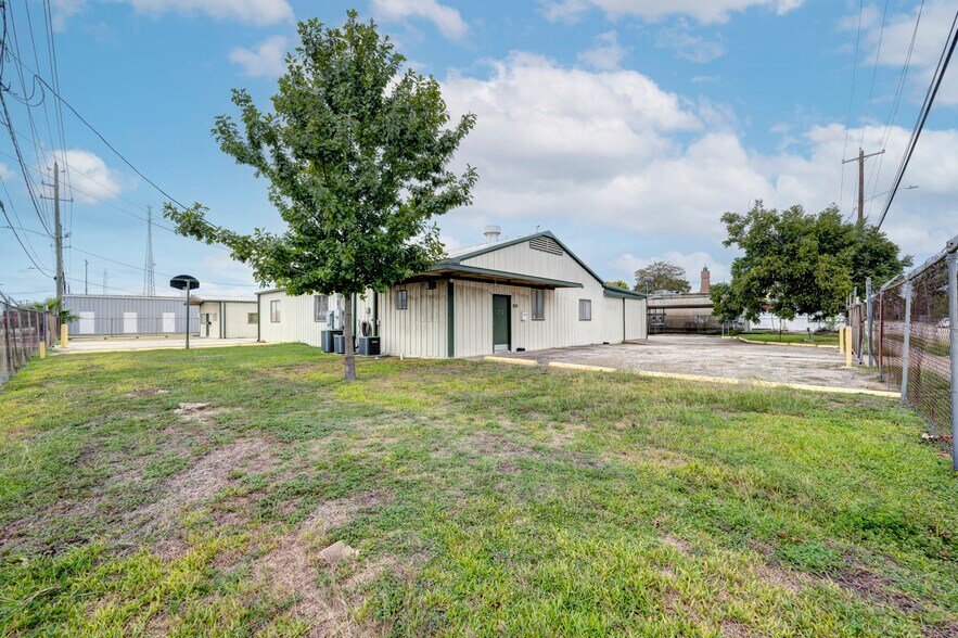 More Photos Of 10206 Georgibelle Dr, Houston Warehouse For Lease