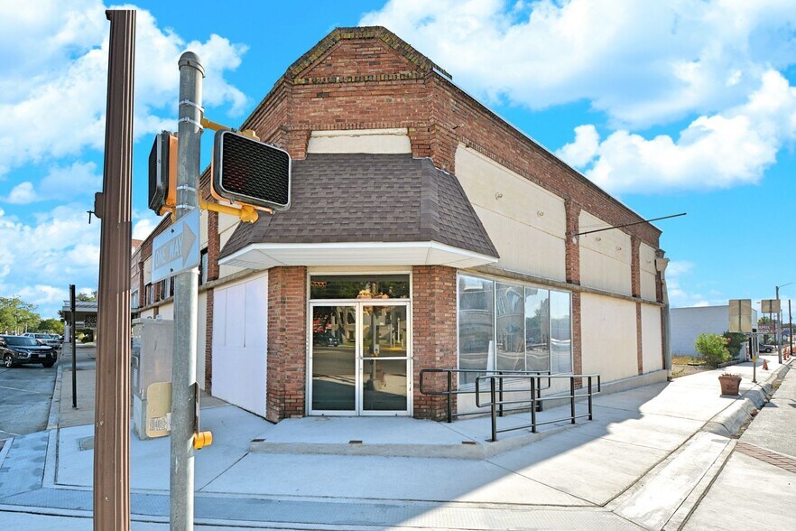 More Photos Of 200 E Court St, Seguin General Retail For Sale