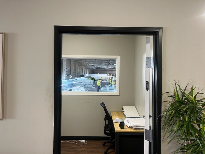 More Photos Of 1315 E Gibson Ln, Phoenix Warehouse For Lease