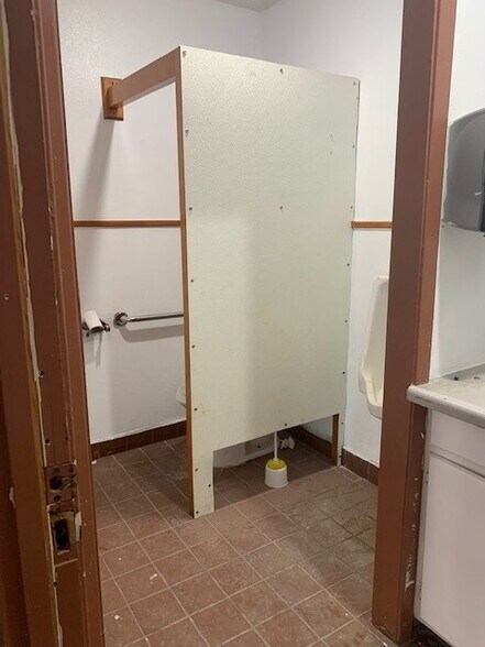 More Photos Of 2706 Samuell Blvd, Dallas Storefront For Lease