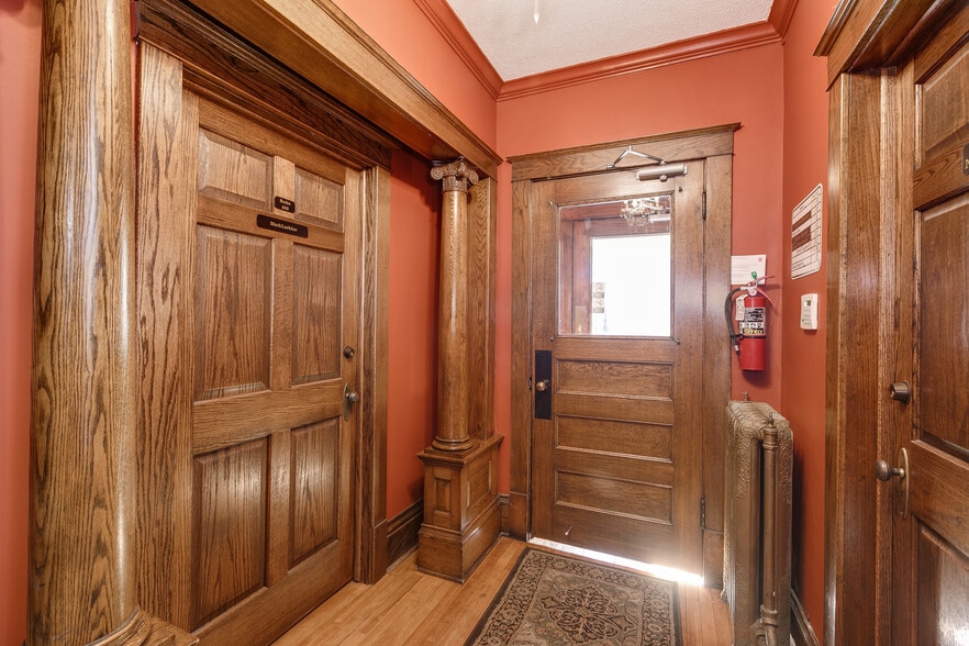 More Photos Of 889 Grand Ave, Saint Paul Office For Lease