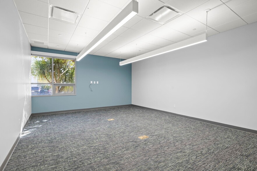 More Photos Of 6398 Cindy Ln, Carpinteria Office For Sale