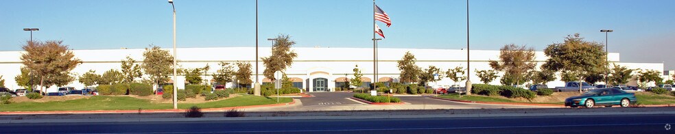 More Photos Of 2500 N Plaza Dr, Visalia Distribution For Lease