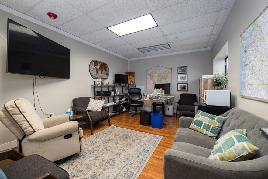 More Photos Of 988-992-996 Fountain St, Burlington Distribution For Lease