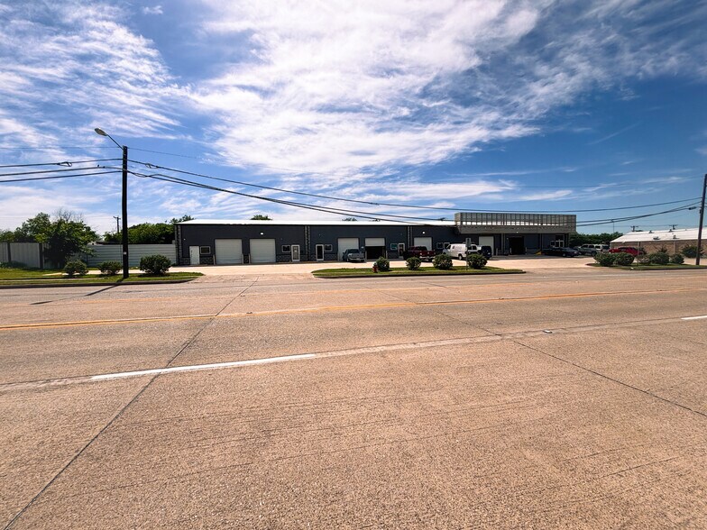 More Photos Of 600 S Cherry Ln, White Settlement Light Distribution For Lease