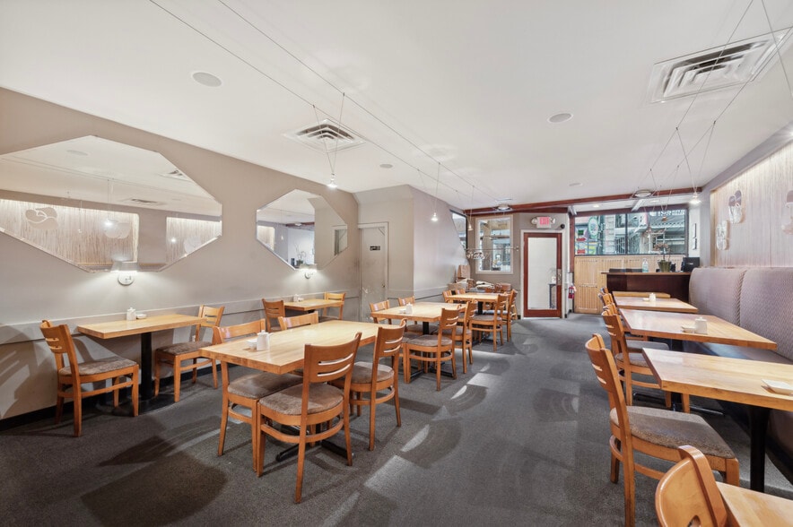 More Photos Of 222 S 15th St, Philadelphia Restaurant For Sale