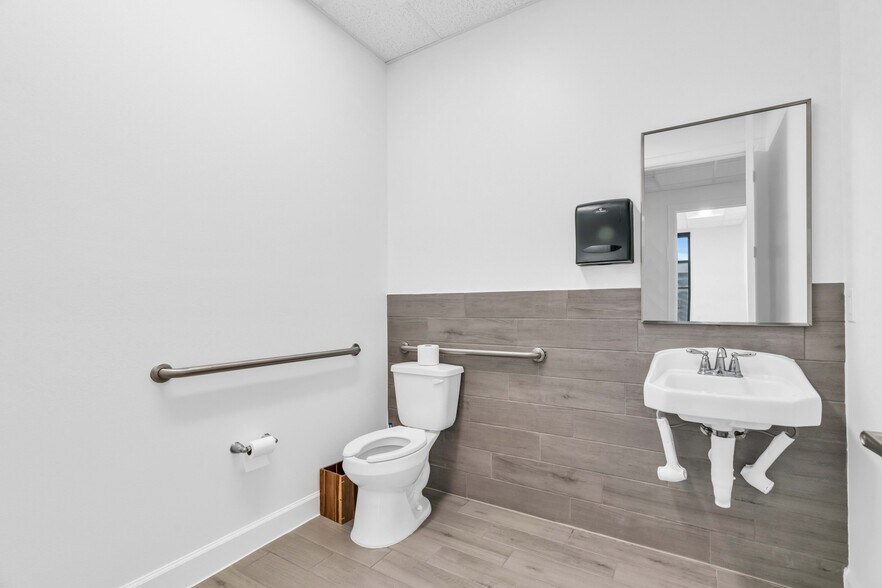 More Photos Of 8118 Fry Rd, Cypress Medical For Sale