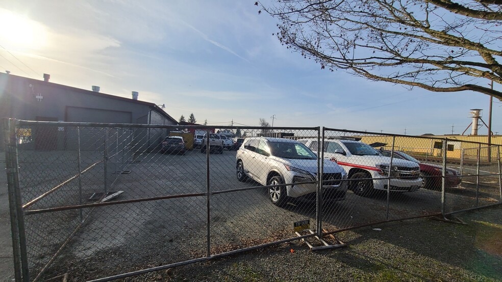 More Photos Of 135 E Hill St, Monroe Showroom For Sale