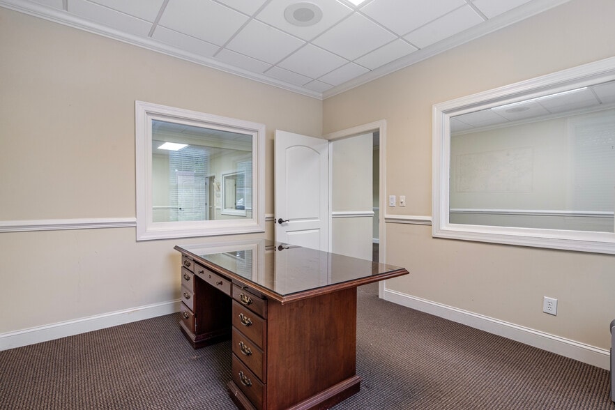 More Photos Of 1905 Woodstock Rd, Roswell Office For Sale