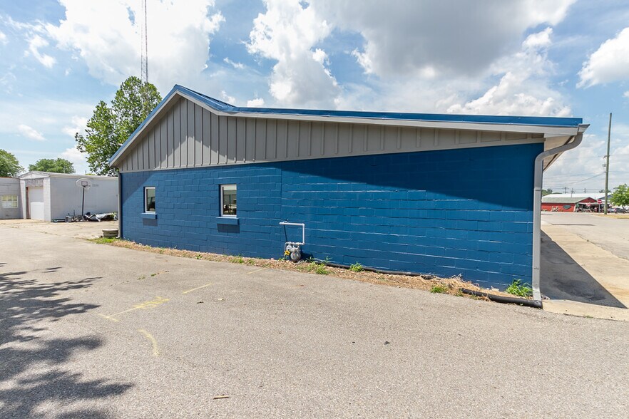 More Photos Of 925 Virginia St, Shelbyville Warehouse For Lease