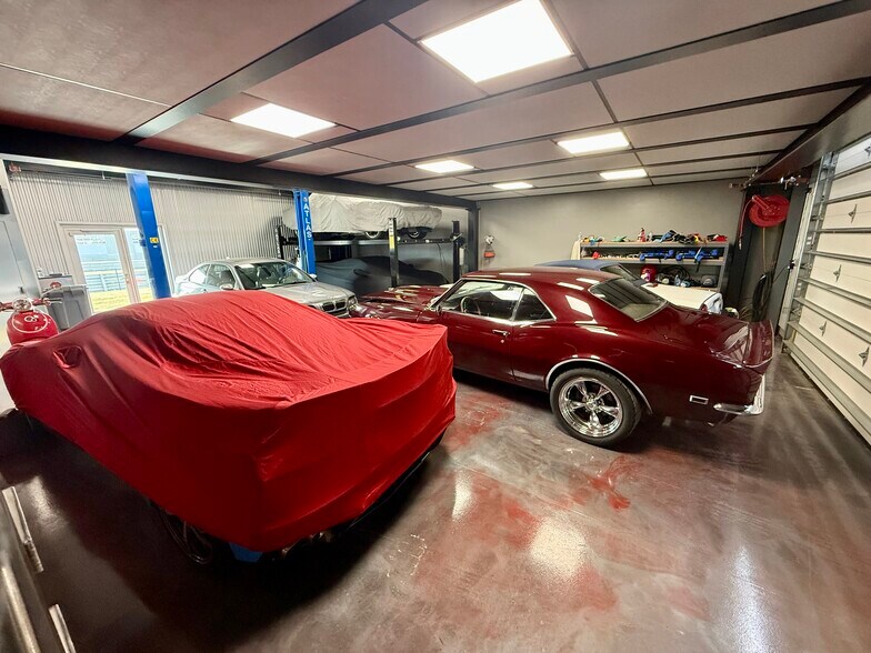 More Photos Of 161 W Speed Way, Pontiac Parking Garage For Sale