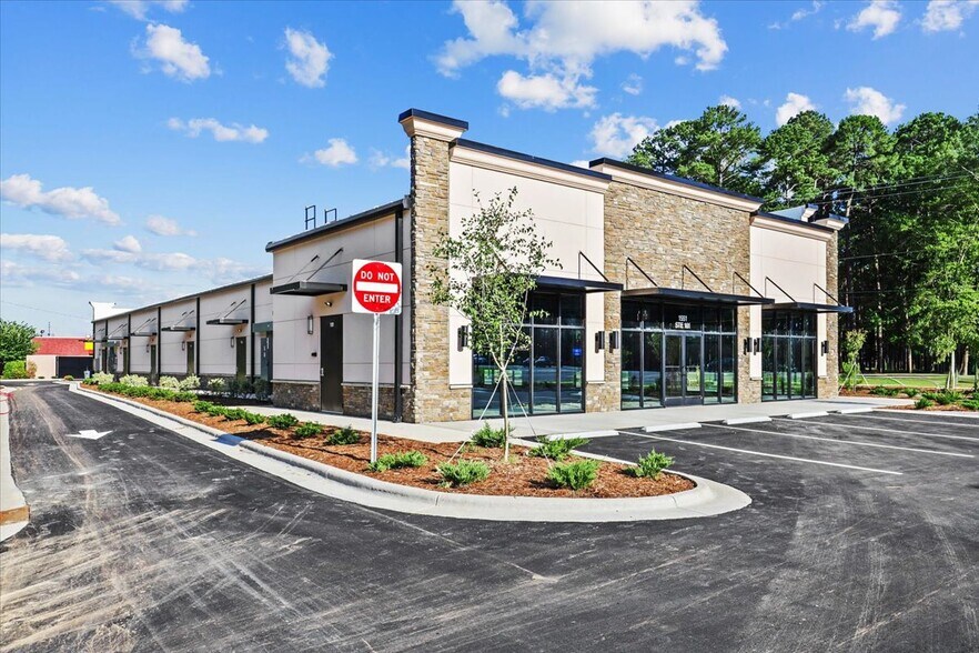 More Photos Of 1551 E Market St, Smithfield Freestanding For Lease