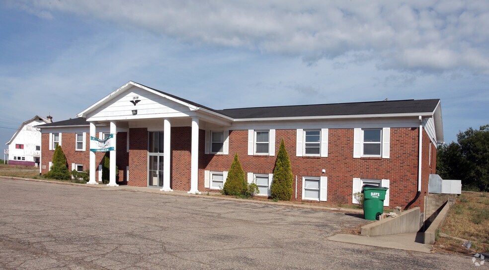 More Photos Of 1839 Robin Rd, Martinsville Office For Lease
